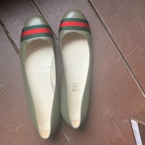 Gucci stripe flat logo olive 41 10/11  $450 MRSP